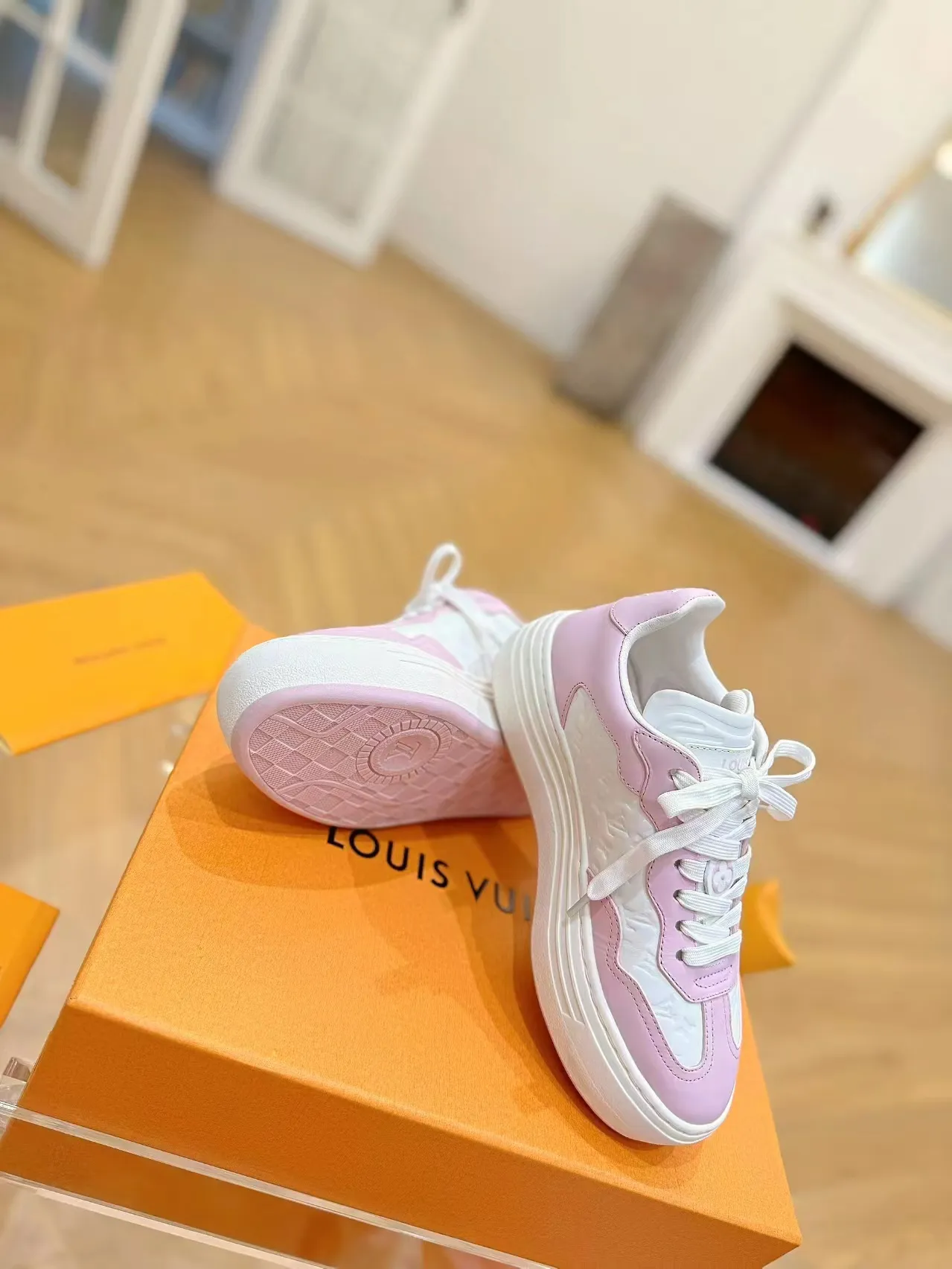 👟👟Ex-factory price 620👟👟Men's size +10 Same style for men and women🔥🔥𝐋𝐕 𝐃𝐢𝐬𝐜𝐨𝐯𝐞𝐫𝐲 2024 new sports shoes thick sole casual ❗️❗️ original purchase development and production LV Discovery lace-up shoes were unveiled at Louis Vuitton's fourth show. They are made of technical mesh fabric and metallic synthetic materials to create a streamlined design. Brand elements embellish the upper and lightweight rubber outsole, with technical shoelaces. Fabric: Original imported cowhide + technology mesh Inner lining: Original customized breathable mesh Sole: Original molded ultra-light rubber foam material Bottom thickness: 5.5CM Size: Women's 35-41 (41 customized), Men's 39-46, (45-46 customized)